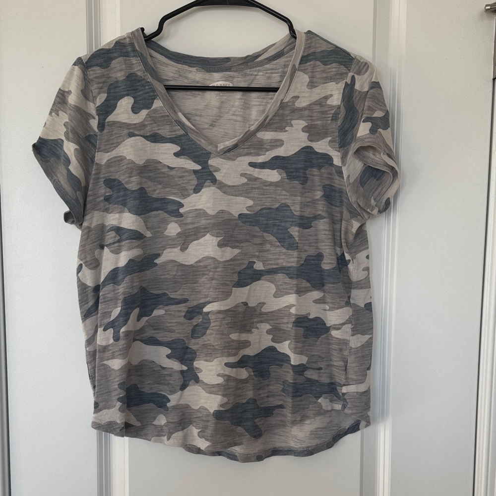 Old Navy Women's Short Sleeve V-Neck Camouflage Tee - Gray & White